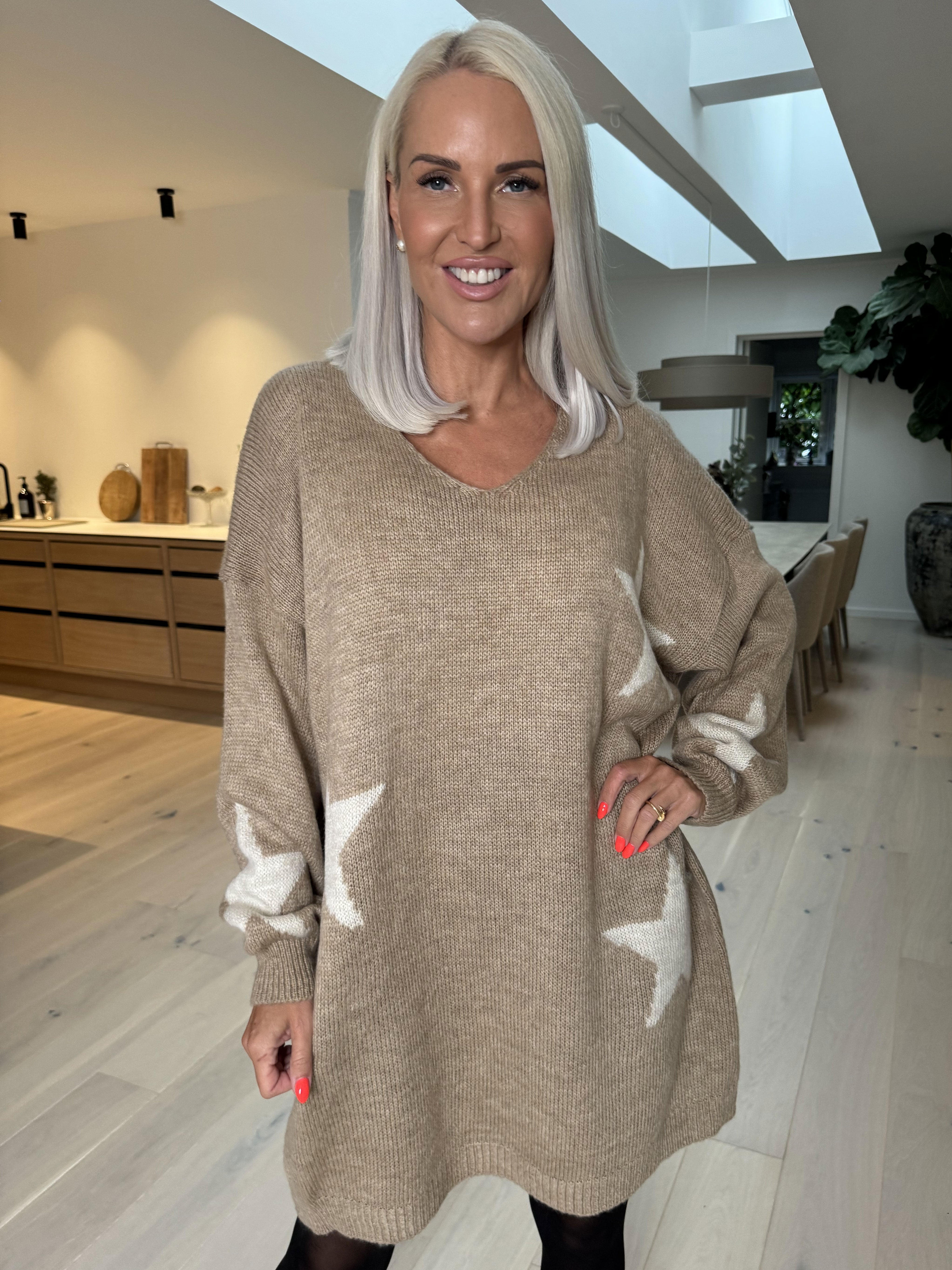 Zaria - Stickad klänning med stjärnor och v-ringning